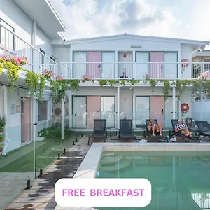 Surf Boutique Backpackers - Free Breakfast Hostel